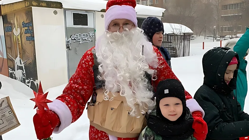 Дед Мороз с юными помощниками. Фото: личный архив Валерия Сайгакова