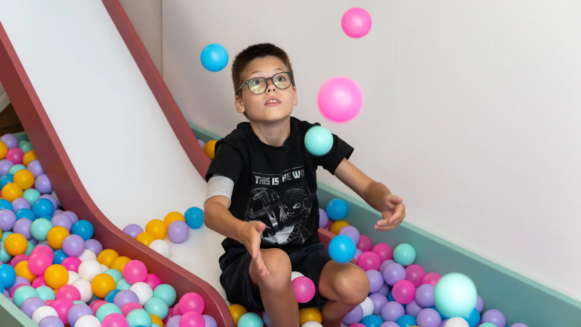 Ребенок играет в детской игровой комнате Детского клинического центра им. Л.М. Рошаля