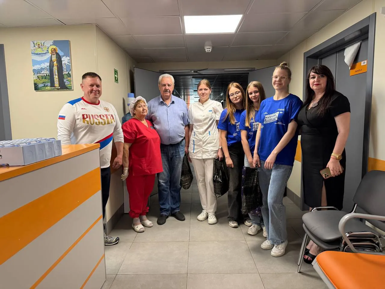 Председатель Совета депутатов Александр Мостковой (3-й слева), замглавы города Андрей Петяев (крайний слева), и.о. начальника управления образования и развития соцсферы Людмила Дмитриева (крайняя справа). Фото: t.me/pirogov_kz