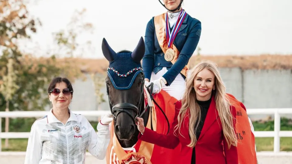 Слева направо: Ольга Дубинина, Юлиса Красильникова (верхом), Елена Терехова - генеральный секретарь ФКСР. Фото: личный архив Ольги Дубининой