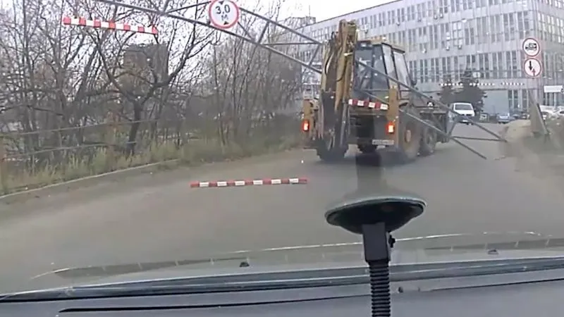 Тракторист снес ковшом новенький ограничитель высоты в Пушкино 