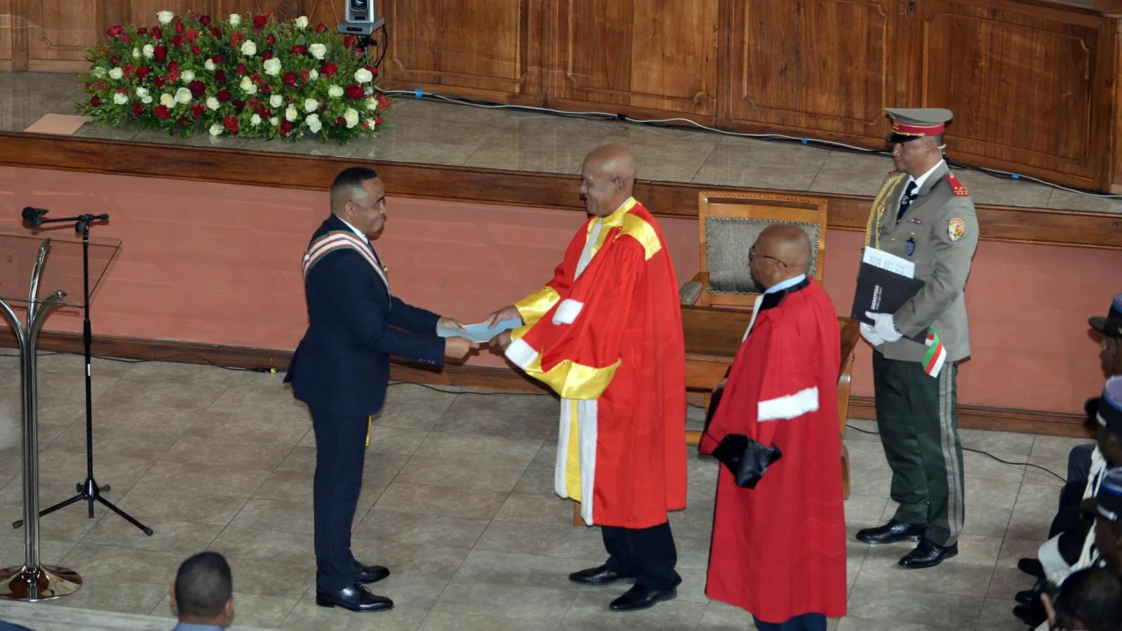 Церемония приведения к присяге Михаэля Рандрианирины. Sitraka Rajaonarison