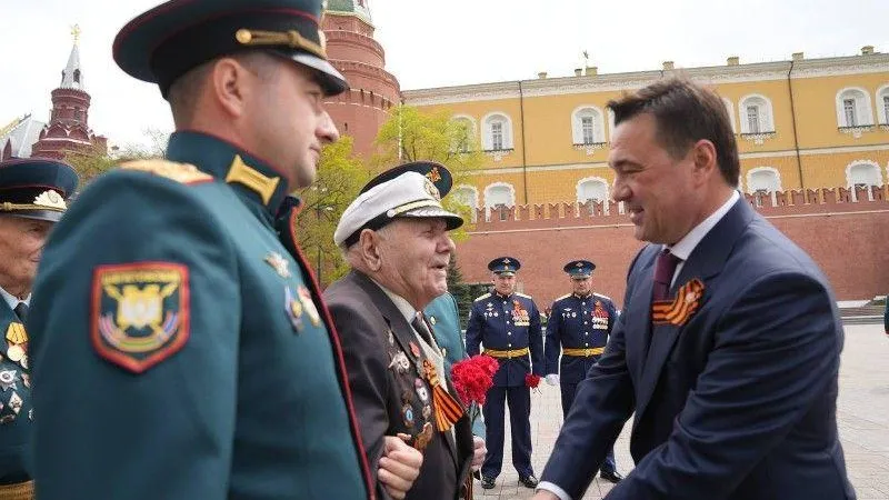 Губернатор вместе с ветеранами возложил цветы к Могиле Неизвестного Солдата