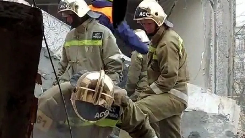 Подъезд жилого дома из-за взрыва газа обрушился в Ефремове Тульской области