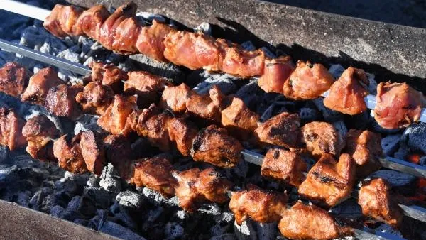 Перечислены способы правильного выбора мяса для маринования