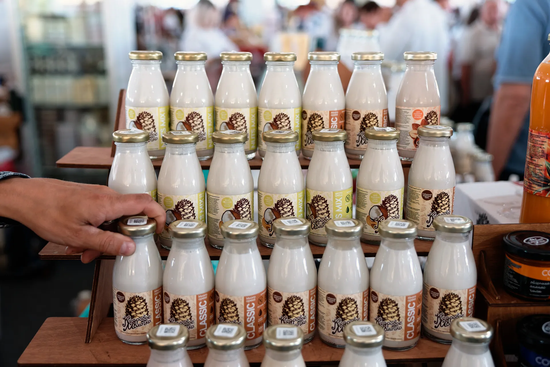 Торговля кедровым молоком на Сырном фестивале в Истре