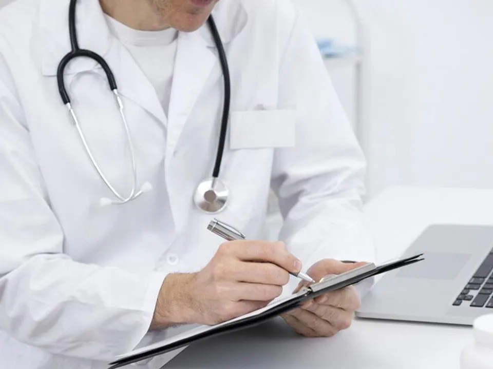 «Переспрашивают по нескольку раз»: названы неочевидные признаки инсульта, которые нельзя игнорировать