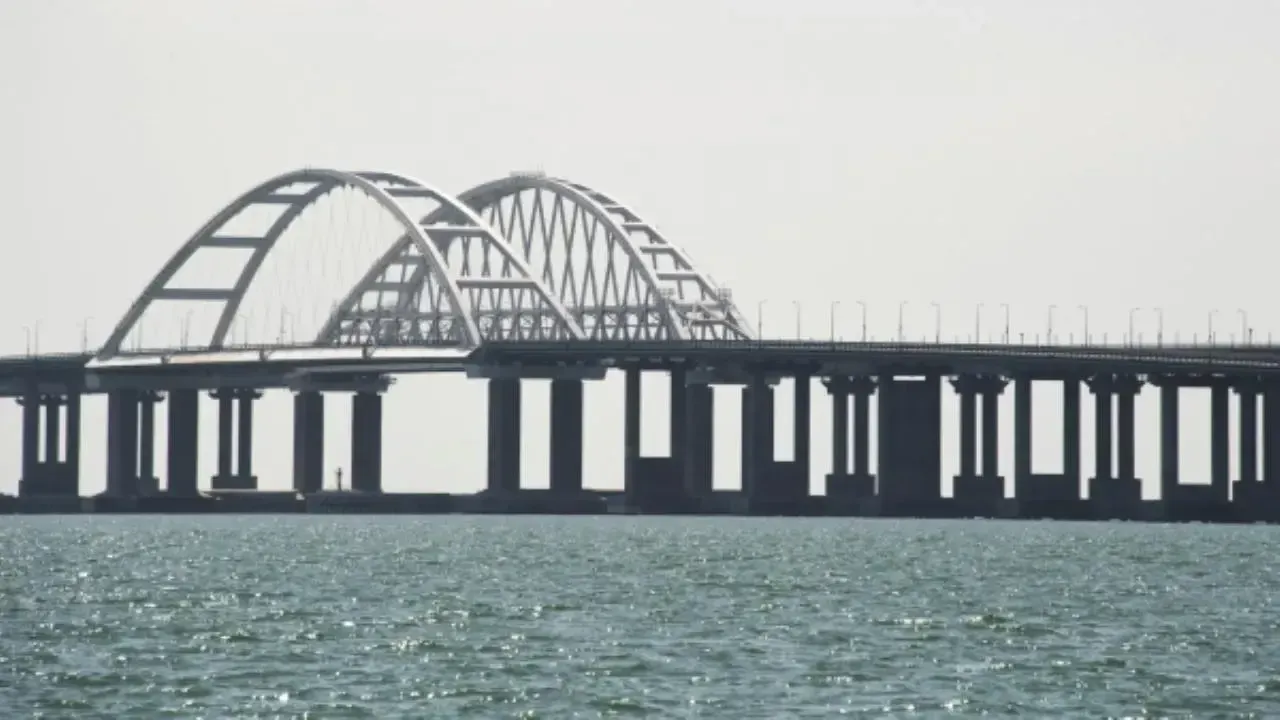 Прерванное из-за атаки украинских надводных дронов движение по Крымскому мосту возобновлено