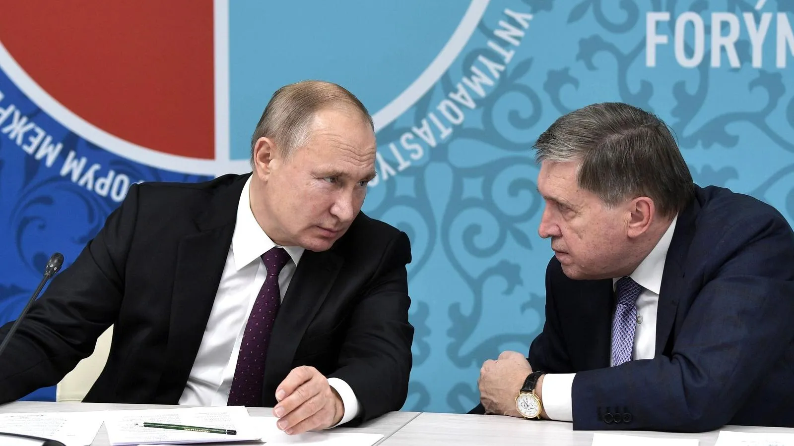 Президент России Владимир Путин и его помощник Юрий Ушаков на пленарном заседании в рамках XVI Форума межрегионального сотрудничества России и Казахстана, Омск, 7 ноября 2019 года. Kremlin Pool