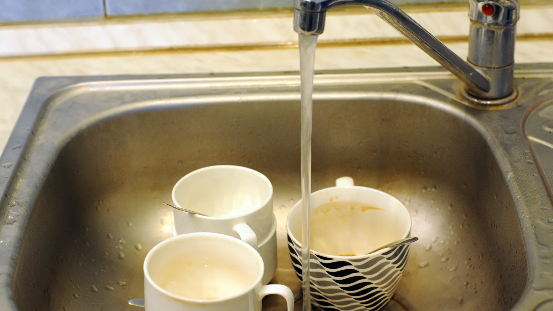 Якутский мэр Григорьев вылил коньяк в раковину, призвав россиян перестать дарить спиртное