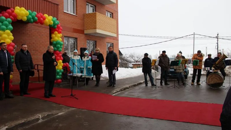 Два десятка переселенцев из аварийного жилья в Дмитровском районе получили новые квартиры