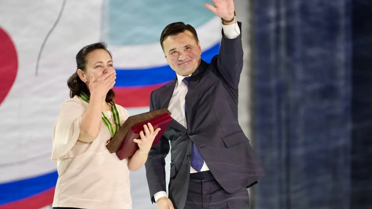 Жительница Краснознаменска Олеся Черемисина и губернатор Подмосковья Андрей Воробьев. Фото: пресс-служба губернатора и правительства Московской области