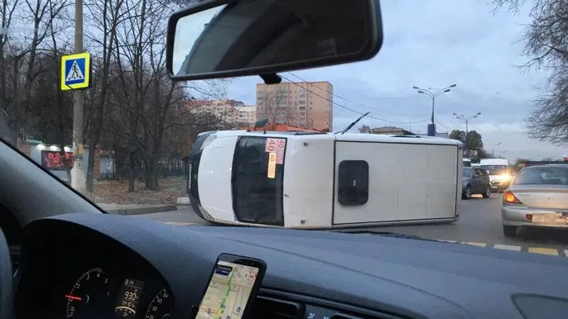 Маршрутка столкнулась с автобусом и перевернулась в Люберцах