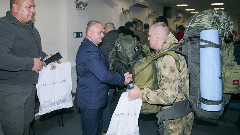 В Электростали вручили армейские наборы мобилизованным