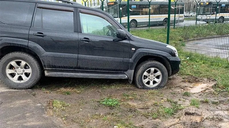 «Народный мститель» из Химок спускает шины у авто, припаркованных на газоне