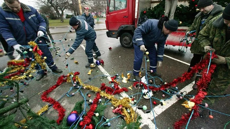 Сильный ветер сдул новогодние украшения в разных городах Подмосковья