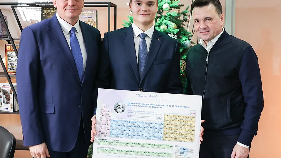 Гриша Егоров (посередине) с отцом на встрече с губернатором А. Ю. Воробьевым (справа). Фото: пресс-служба губернатора и правительства Московской области/Екатерина Агеева