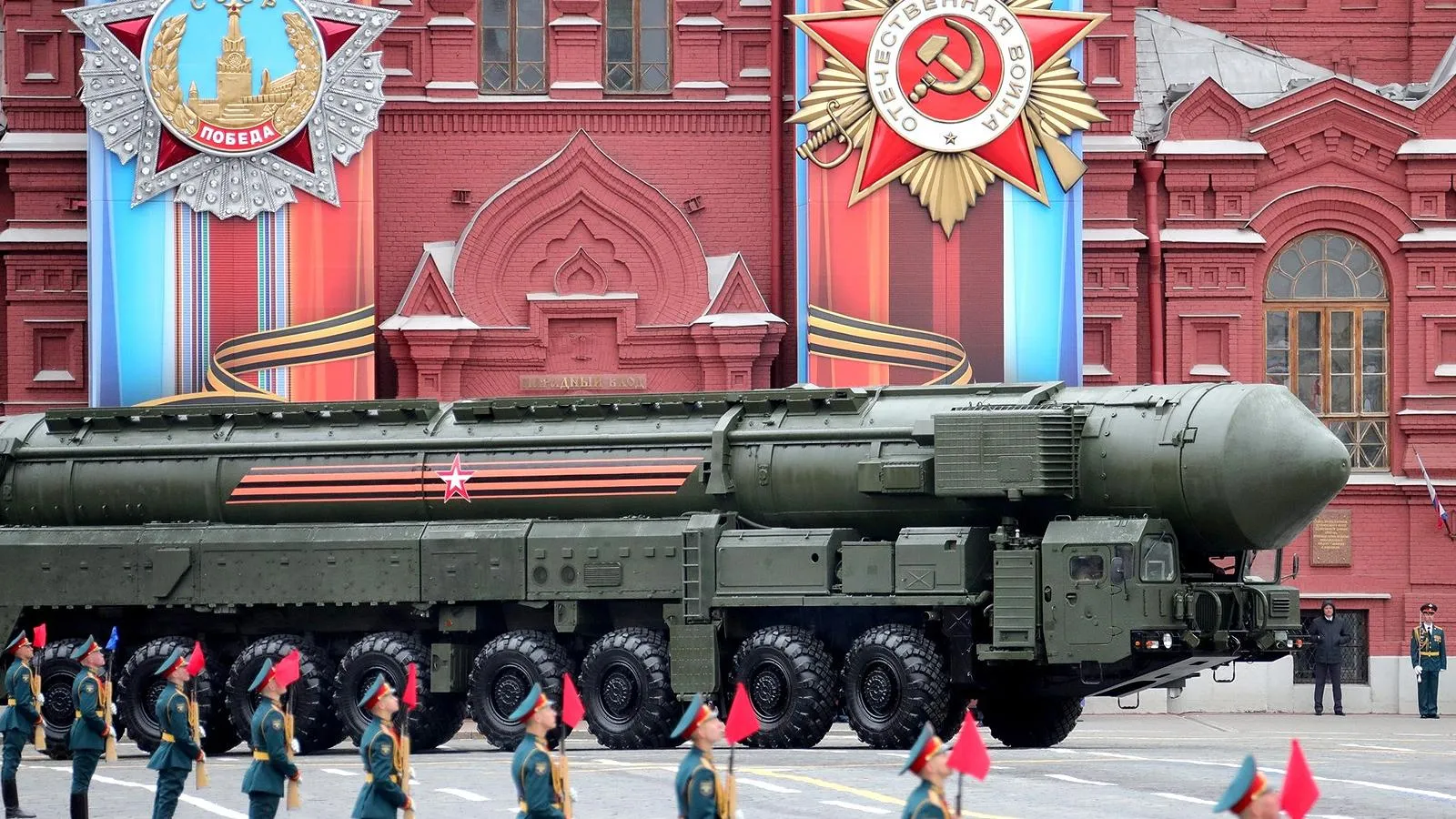 Ракетный комплекс стратегического назначения РС-24 «Ярс», оснащенный термоядерным оружием, 9 мая 2017 года. Kremlin Pool