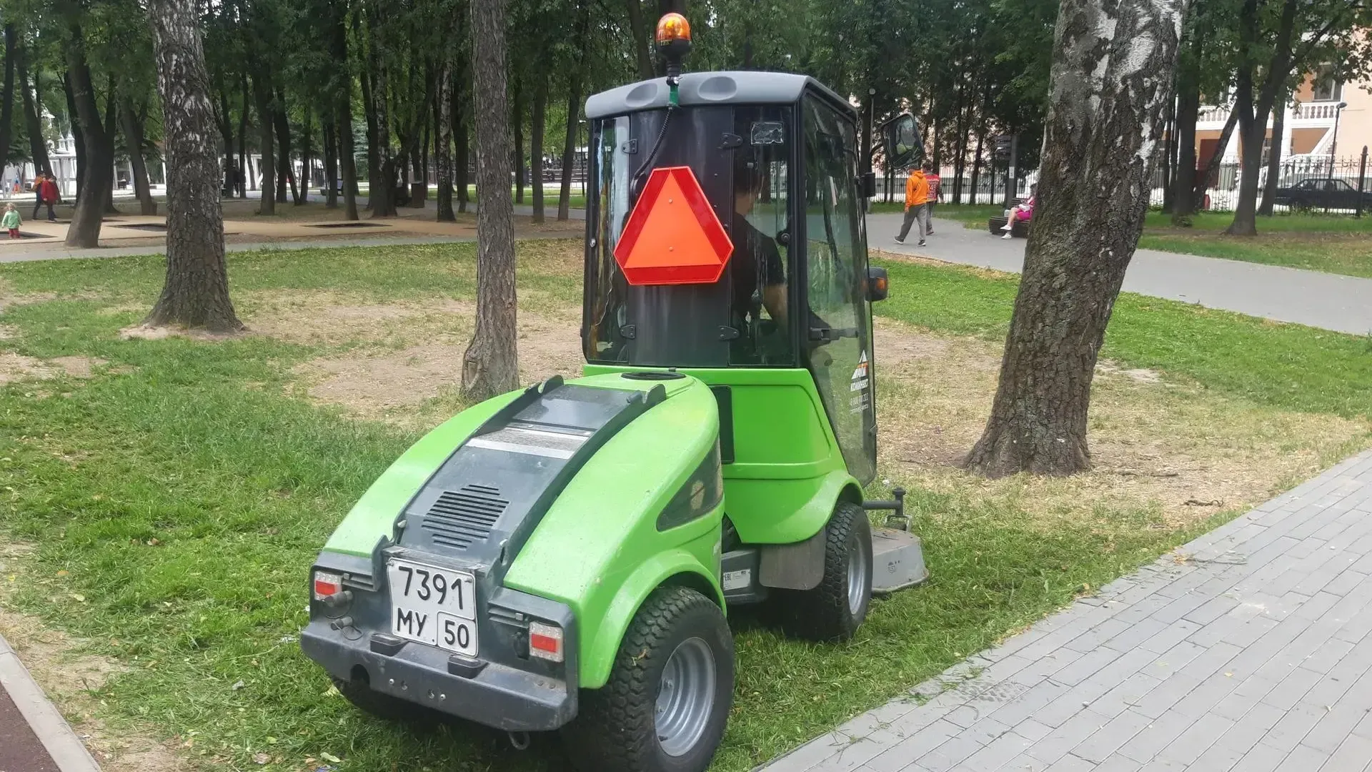 В Городском округе Пушкинский косят траву с помощью экологичного оборудования