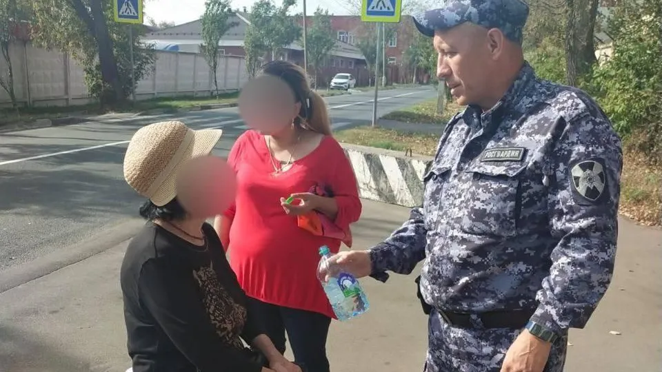 Подмосковные росгвардейцы оказали помощь женщине, которая внезапно упала, переходя дорогу