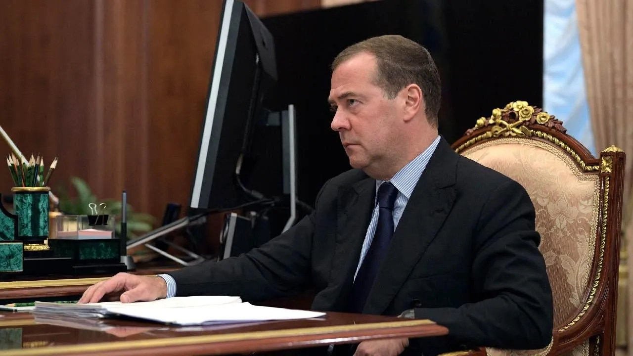 Медведев одобрил предложение атаковать Лондон и напомнил Киеву о ядерном оружии в Беларуси