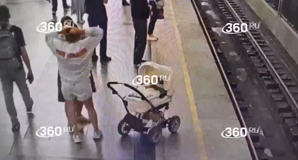 Детская коляска упала на пути под колеса поезда в петербургском метро