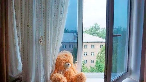 Трехлетняя девочка в Люберцах выпала из окна, пока мать готовила