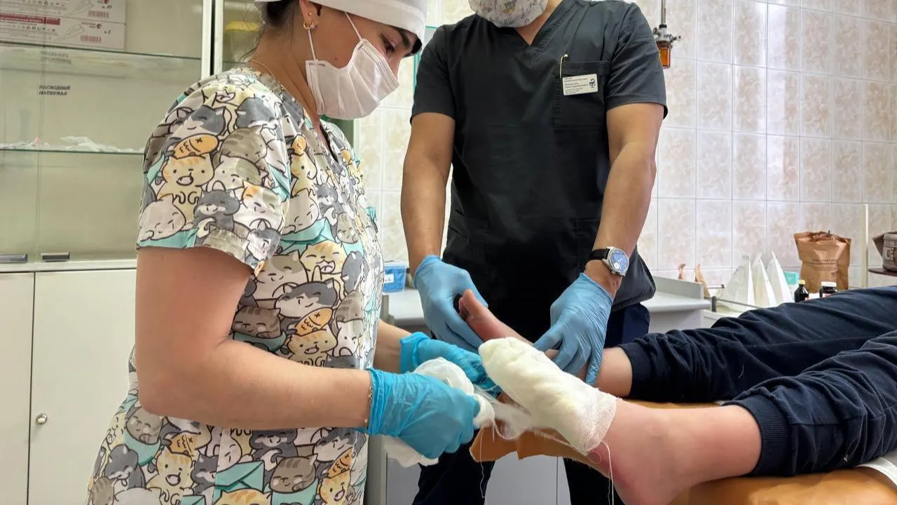 Врачи Балашихи спасли мальчика, который потерял в снегу обувь и отморозил ноги