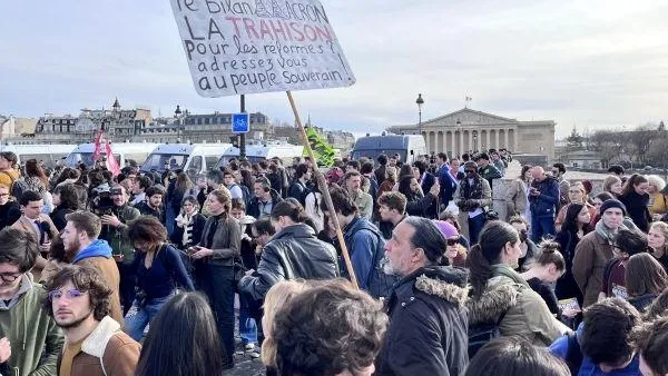 Парижская полиция задержала сотни людей, протестующих против пенсионной реформы