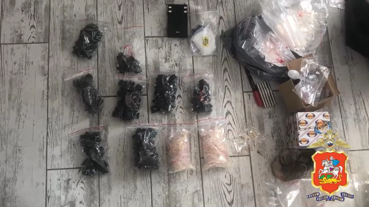 Более трехсот сорока свертков с наркотиками изъяли у молодого человека в Подмосковье