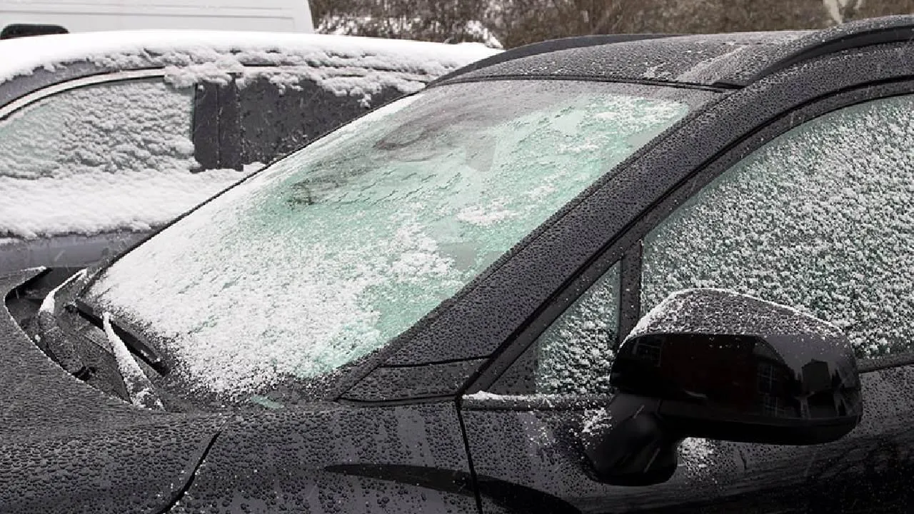 Экстремальное похолодание в Кемерове: слоем льда покрыты автомобили, фасады и деревья