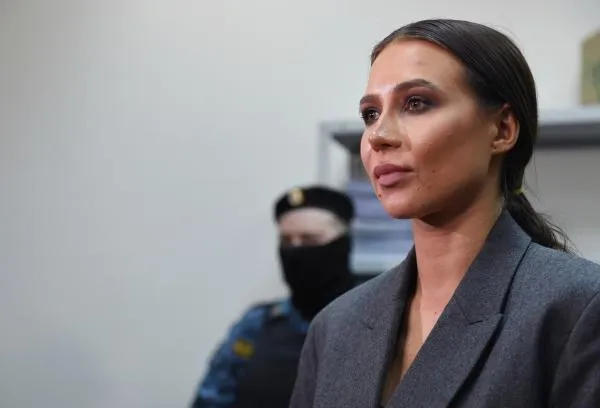 Блогер Валерия Чекалина, известная как Лерчек (Lerchek), в зале заседаний Савеловского суда Москвы, где ей изберут меру пресечения по делу об отмывании денег