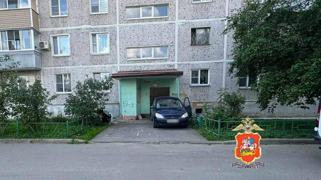 Легковушка сбила женщину с ребенком во дворе дома в Орехово-Зуево