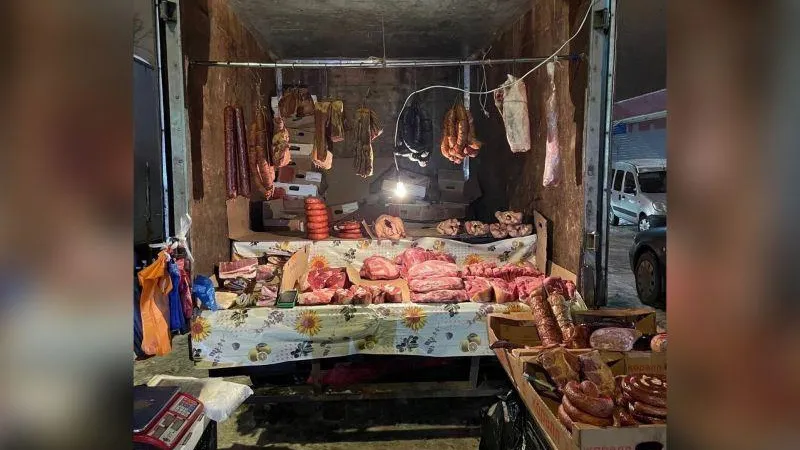«Случайный ренессанс»: незаконная торговля мясной продукцией удивила жителей Королева своей эстетикой