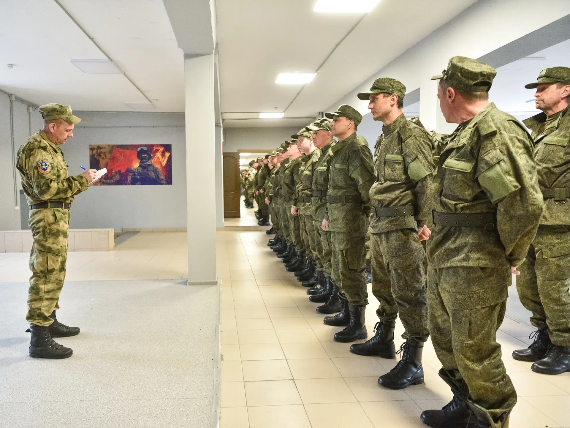 Построение личного состава в центре по отбору на контрактную службу. Фото: пресс-служба губернатора и правительства Московской области