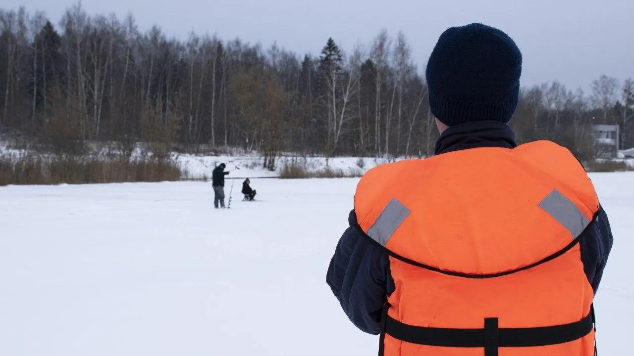 Спасатели Подмосковья напомнили жителям об опасности выхода на весенний лед