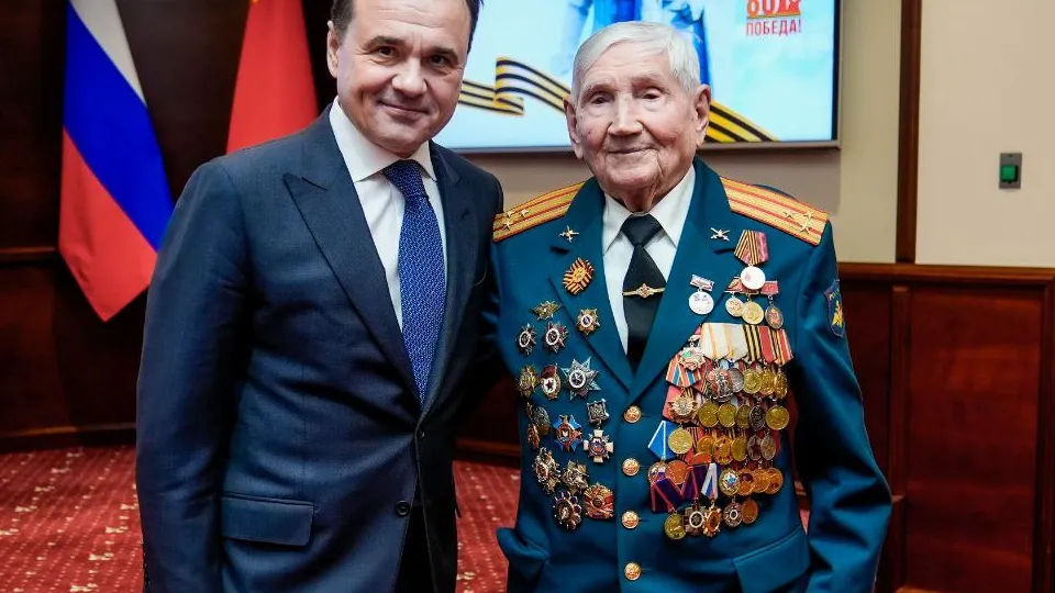 Фрязинский ветеран Иван Жучков с губернатором Подмосковья. Фото: пресс-служба губернатора и правительства Московской области