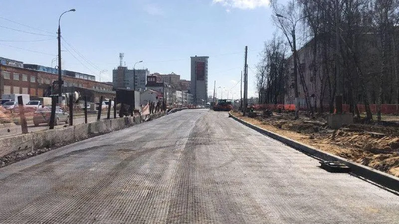 В Люберцах начали укладывать асфальт на Октябрьском проспекте