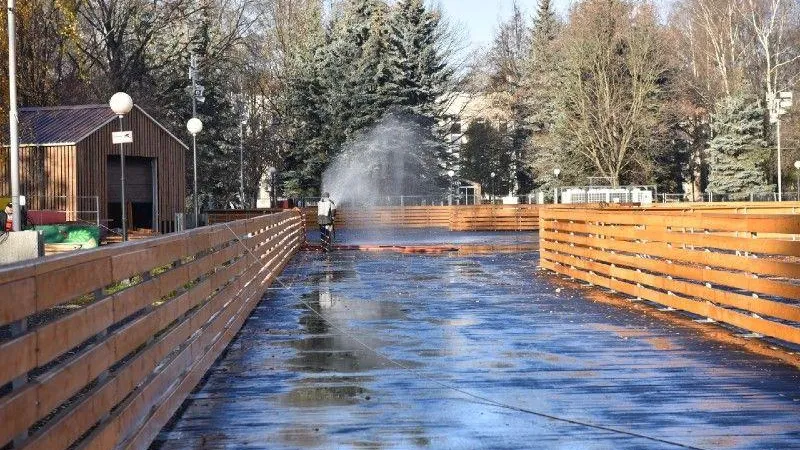 Каток на центральной площади в Старых Химках скоро откроют