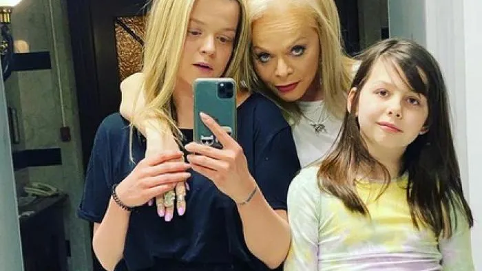 Дочь Долиной разозлилась на комментаторов, которые оскорбили ее ребенка