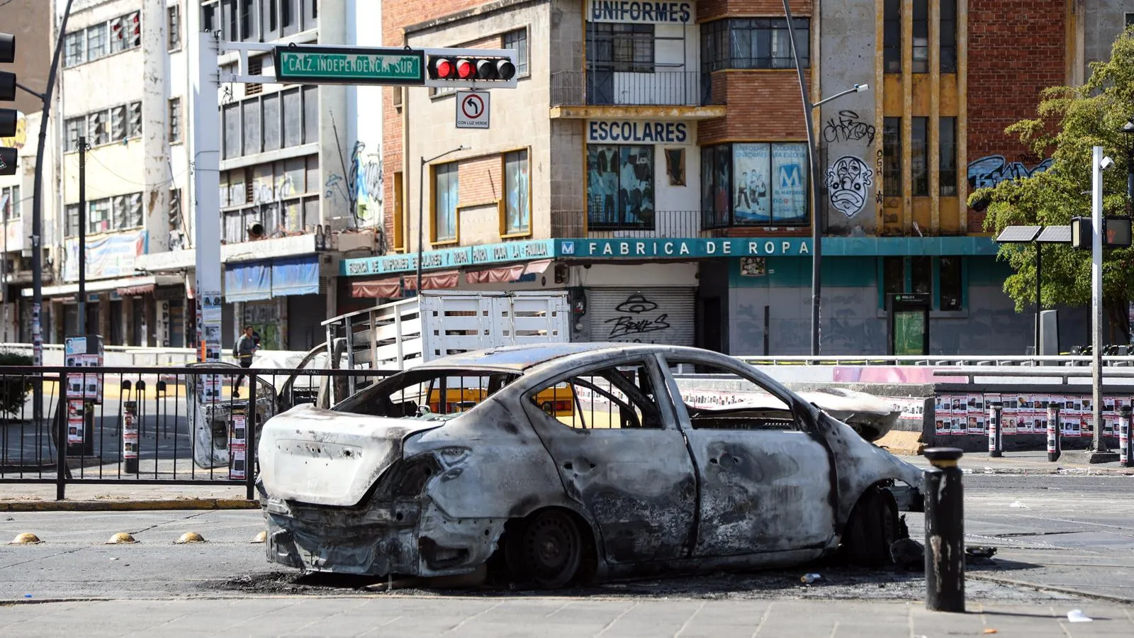Сожженый автомобиль во время беспорядков в Мексике. Diana Marquez