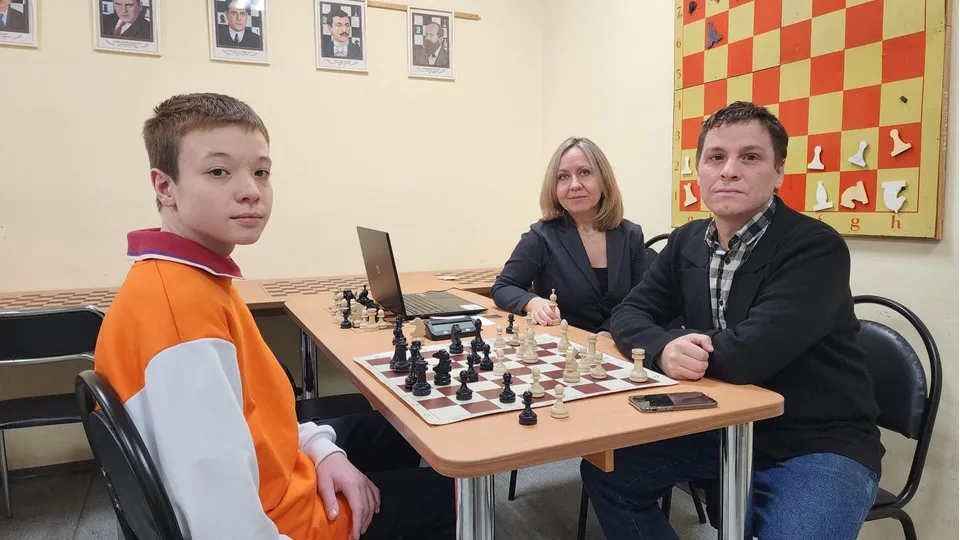 Святослав Лисенков с мамой и тренером Денисом Хайруллиным. Фото: Мария Андрюхина