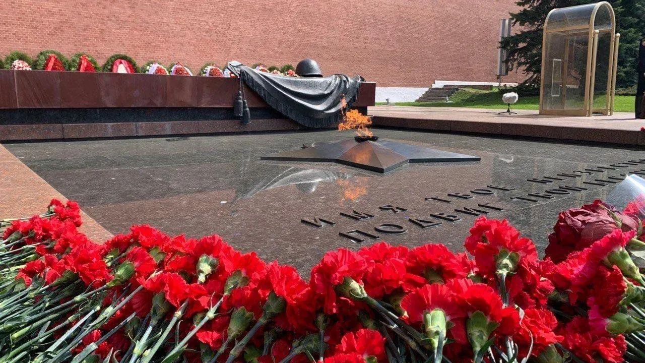 Москвичи второй день несут цветы к тумбе Одесса в память о трагедии в Доме профсоюзов