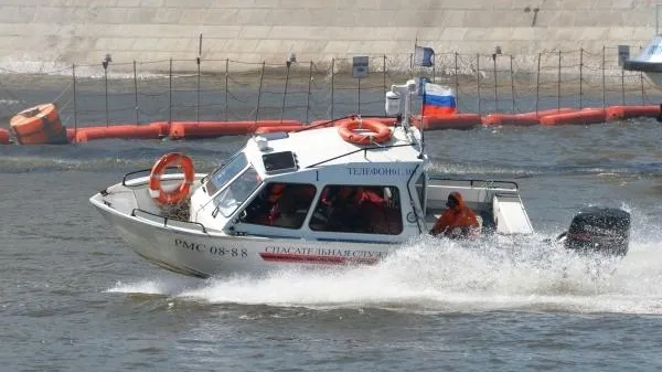 Московские спасатели вытащили из воды тонущего мужчину