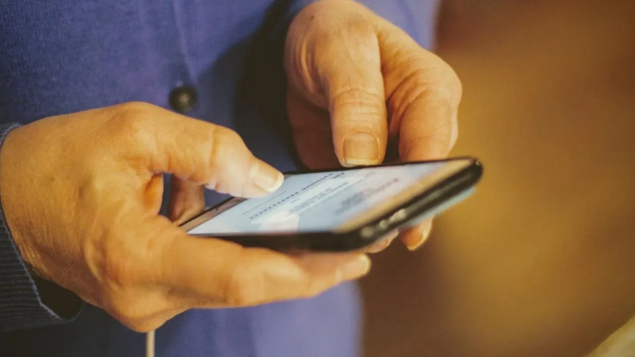 Мошенники увели у тульской пенсионерки 1,5 млн руб. и убедили прийти в банк с пиротехникой