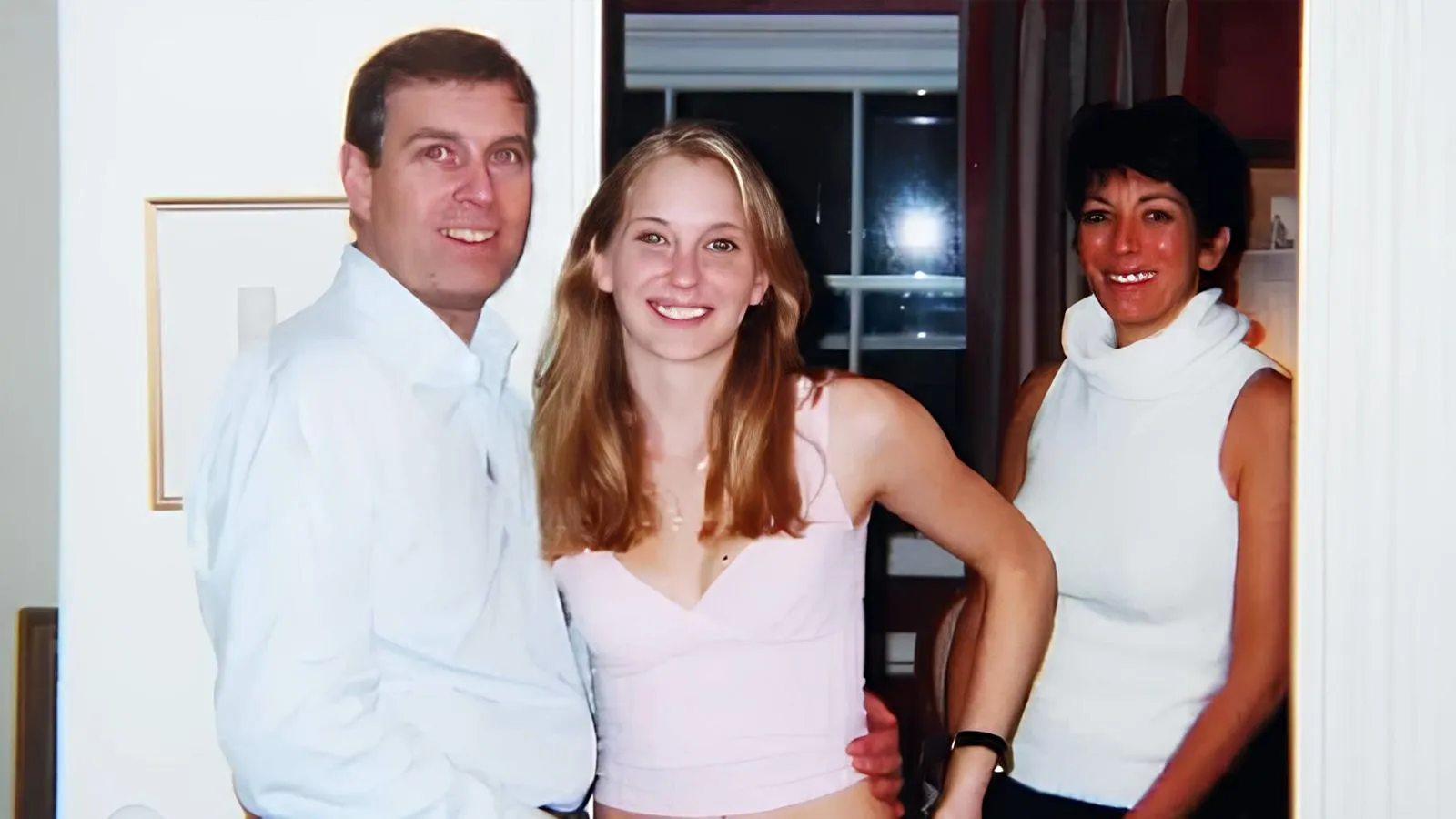 То самое фото принца Эндрю с Джуффре и Максвелл