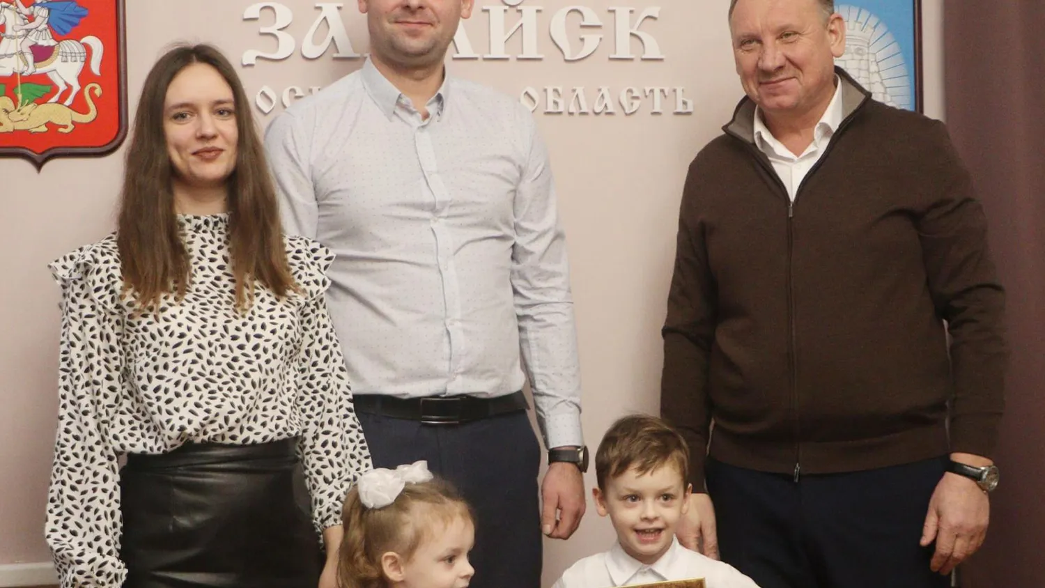 Глава округа Виктор Петрущенко (справа) вручил семье из Зарайска свидетельство на право получения социальной выплаты. Фото: пресс-служба администрации г.о. Зарайск