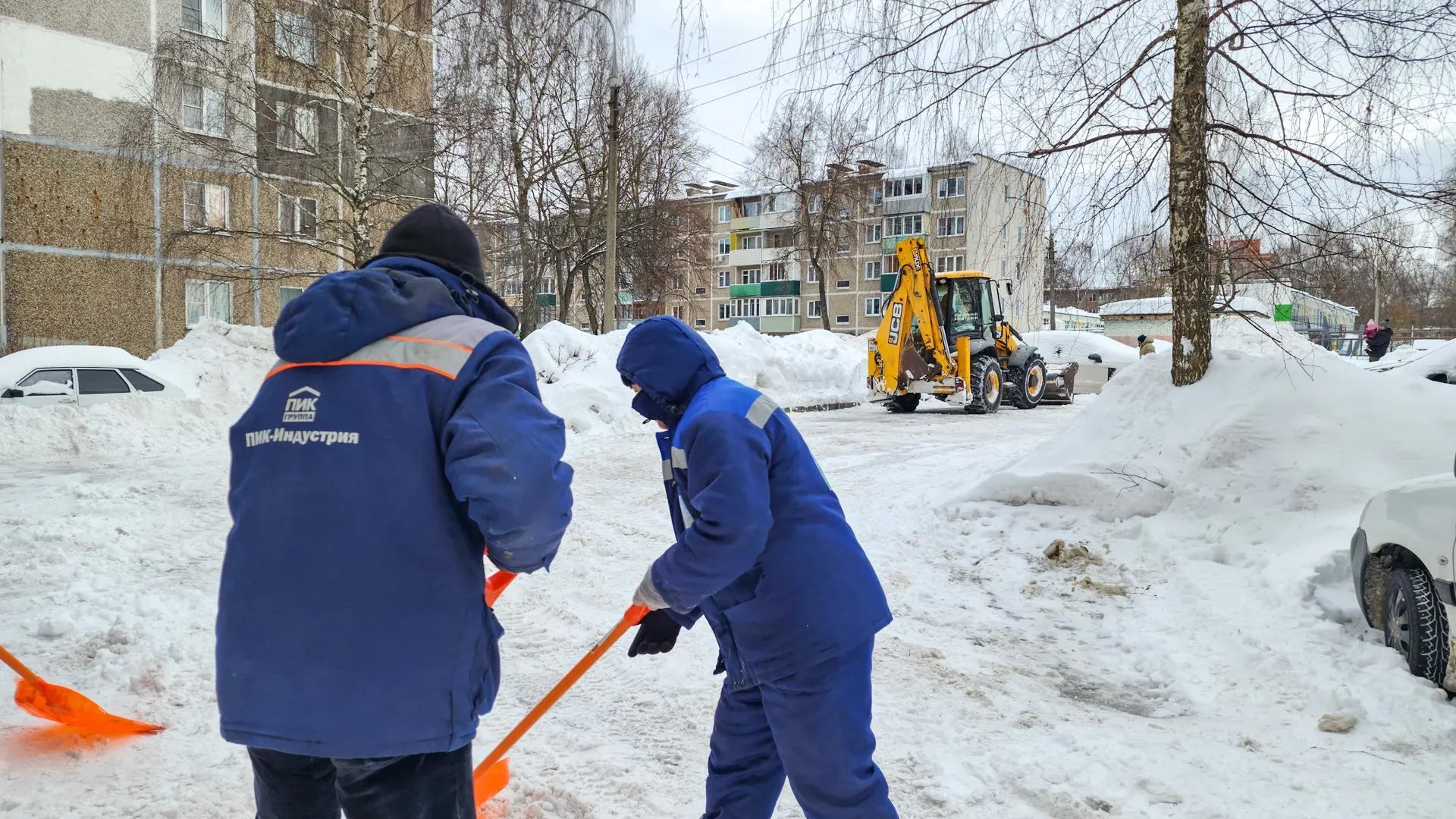 Семь дворников и трактор: УК «Подольск» вывела спецтехнику на Красногвардейский бульвар