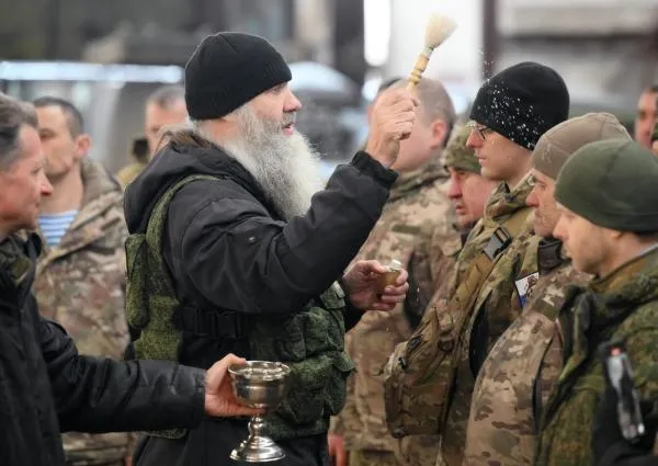 Отец Владимир окропляет святой водой военнослужащих. Алексей Майшев