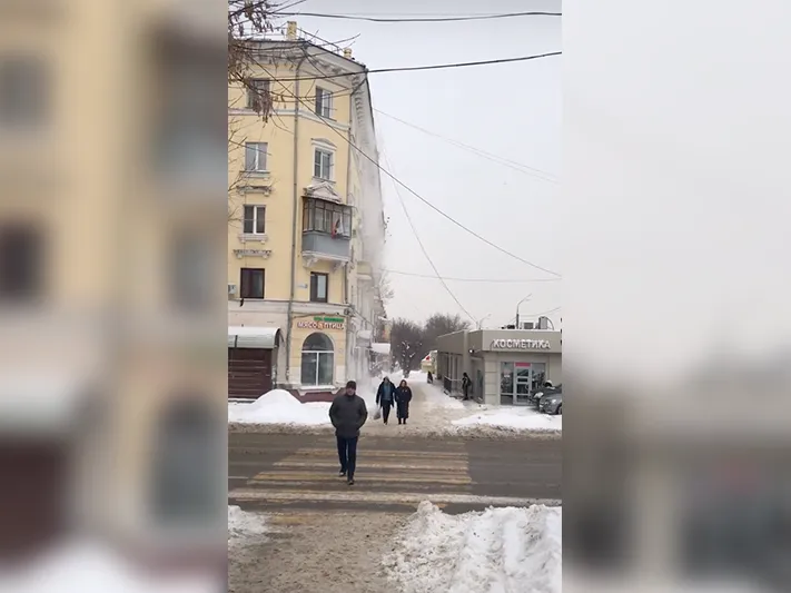 Подольские коммунальщики сбрасывают снег прохожим на головы. Видео